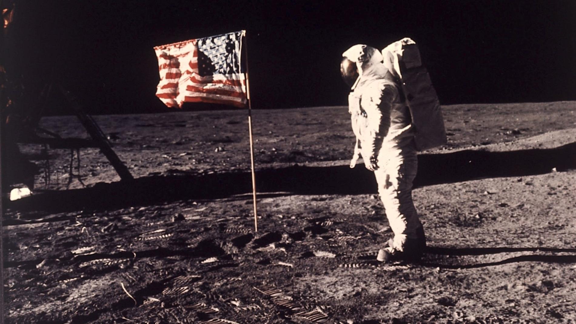 Svenskättlingen Edwin "Buzz" Aldrin framför den amerikanska flaggan på månen.