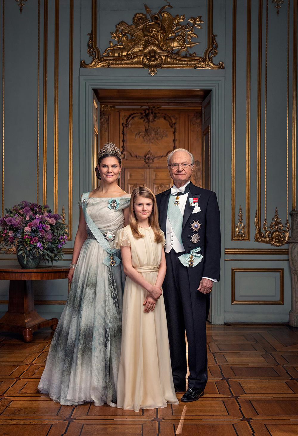Hovet har publicerat nya bilder på kungafamiljen. Det är första gången vi ser prinsessan Estelle i långklänning. 