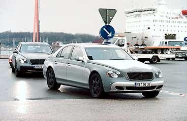 Mercedes har redan släppt en bild på den färdiga lyxbilen Maybach. Därför är kamouflaget ganska sparsamt.