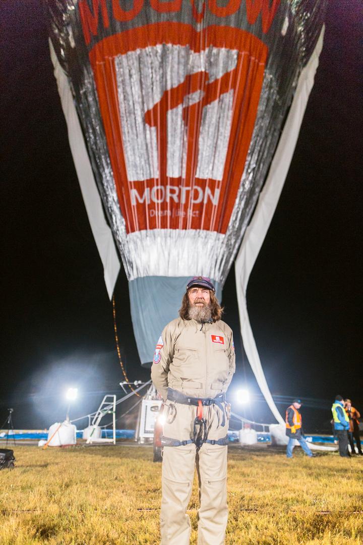 Här syns Fedor Konyukhov framför sin ballong medan den blåses upp inför rekordförsöket.