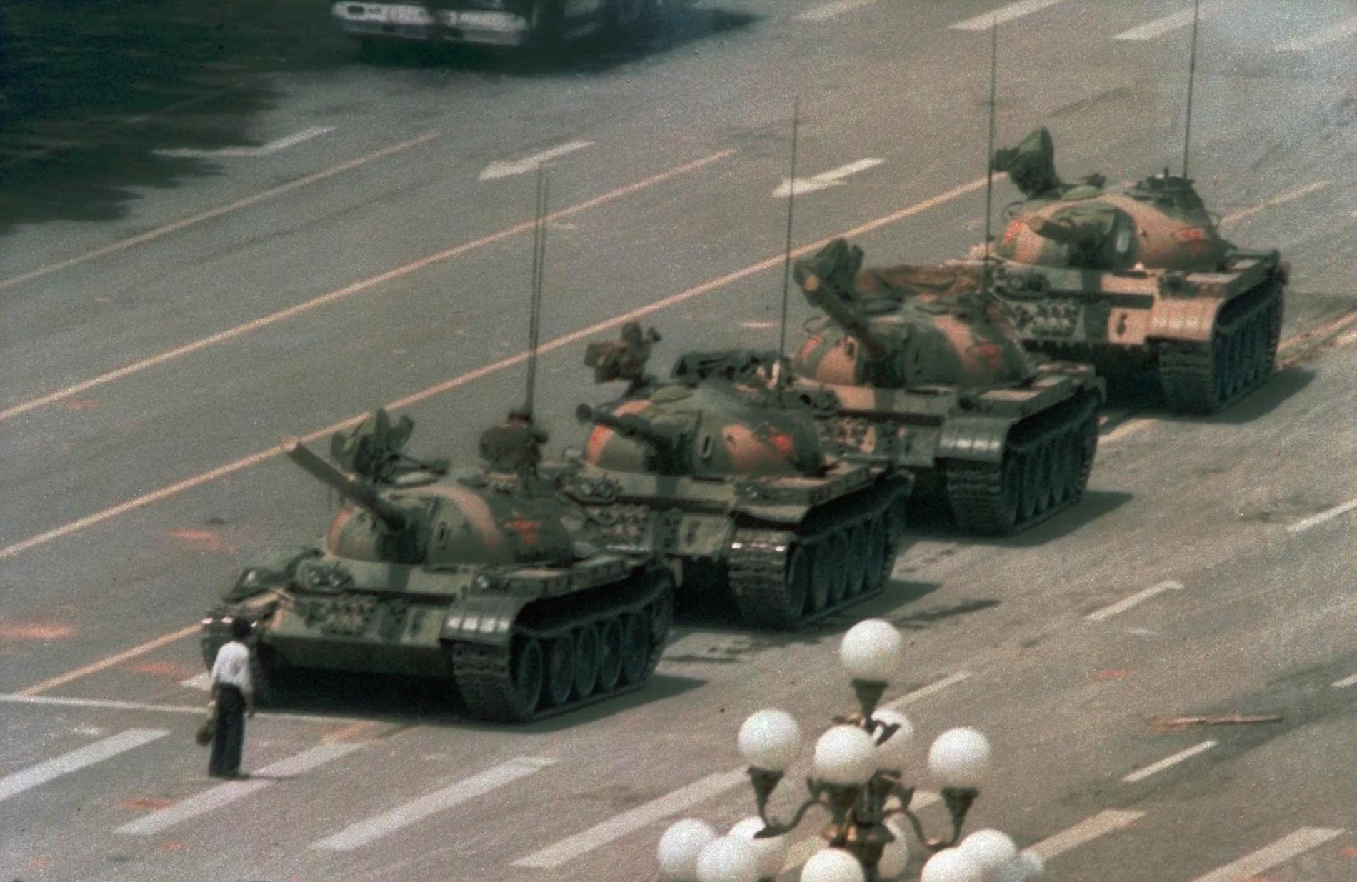 En av 1900-talets mest ikoniska bilder. En kinesisk man protesterar mot våldet genom att ställa sig framför en lång rad stridsvagnar dagen efter massakern den 4 juni 1989 på Himmelska fridens torg i Peking. Mannen ska till slut ha dragits bort av personer i närheten. Arkivbild.