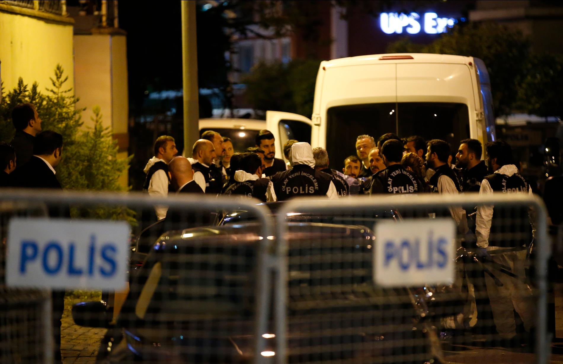 Turkiska poliser utanför saudiska konsulatet i Istanbul inför måndagskvällens genomsökning.