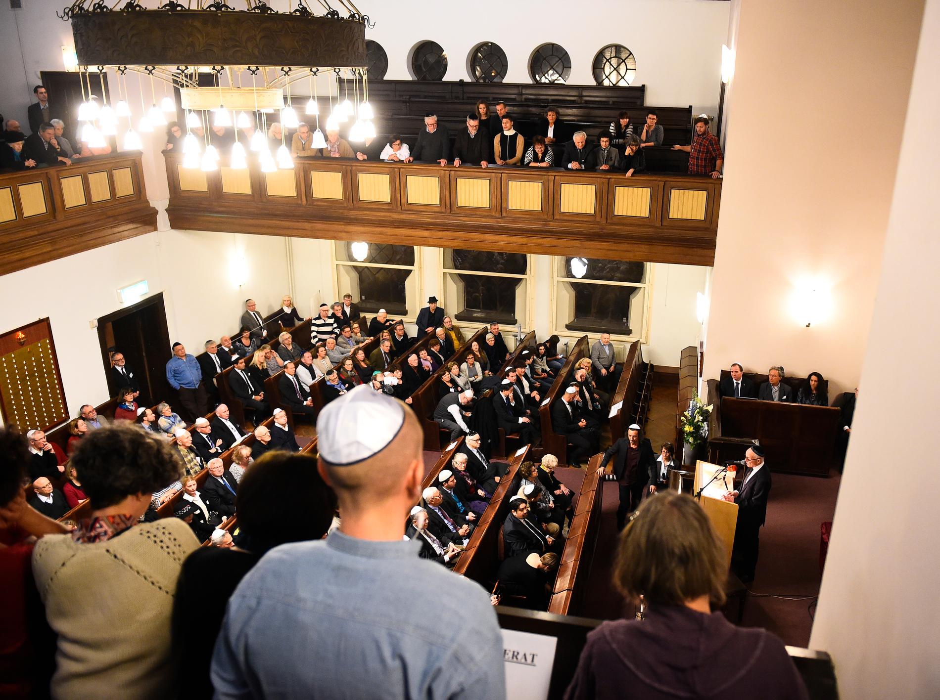 Förintelsens minnesdag uppmärksammas i Malmö synagoga 2016.
