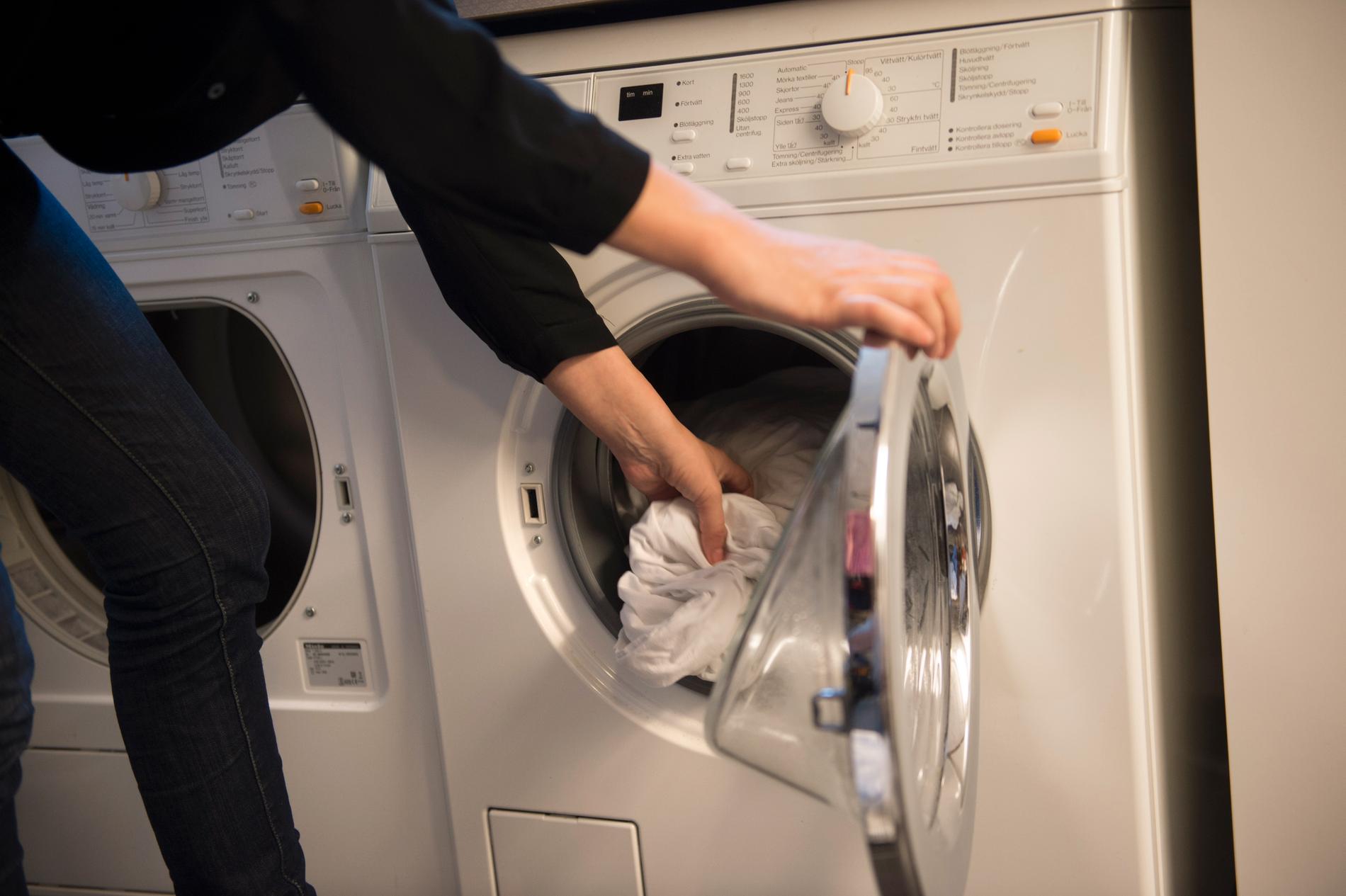 Svenskt vatten avråder från att stoppa silverbehandlade träningskläder i tvättmaskinen. De bör tvättas för hand och sedan bör tvättvattnet behandlas som miljöfarligt avfall, är rådet. Arkivbild.