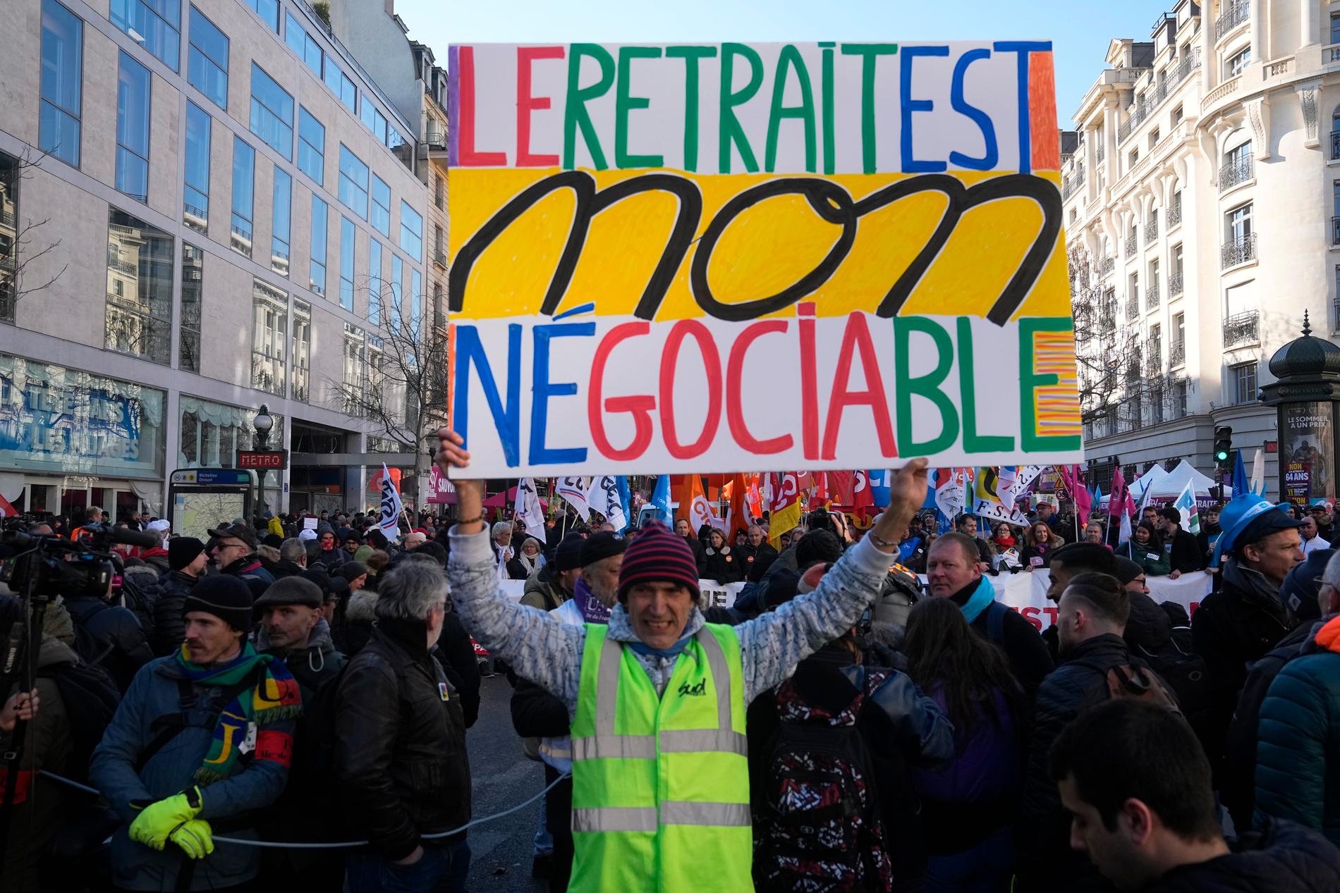 ”Pensionen är inte förhandlingsbar” står det på mannens skylt under en demonstration i Paris i tisdags, 7 februari.