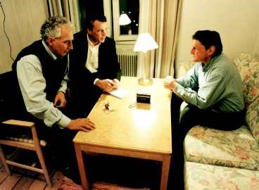 Lennart Håård och Richard Aschberg genomför en av många intervjuer med Christer Pettersson.