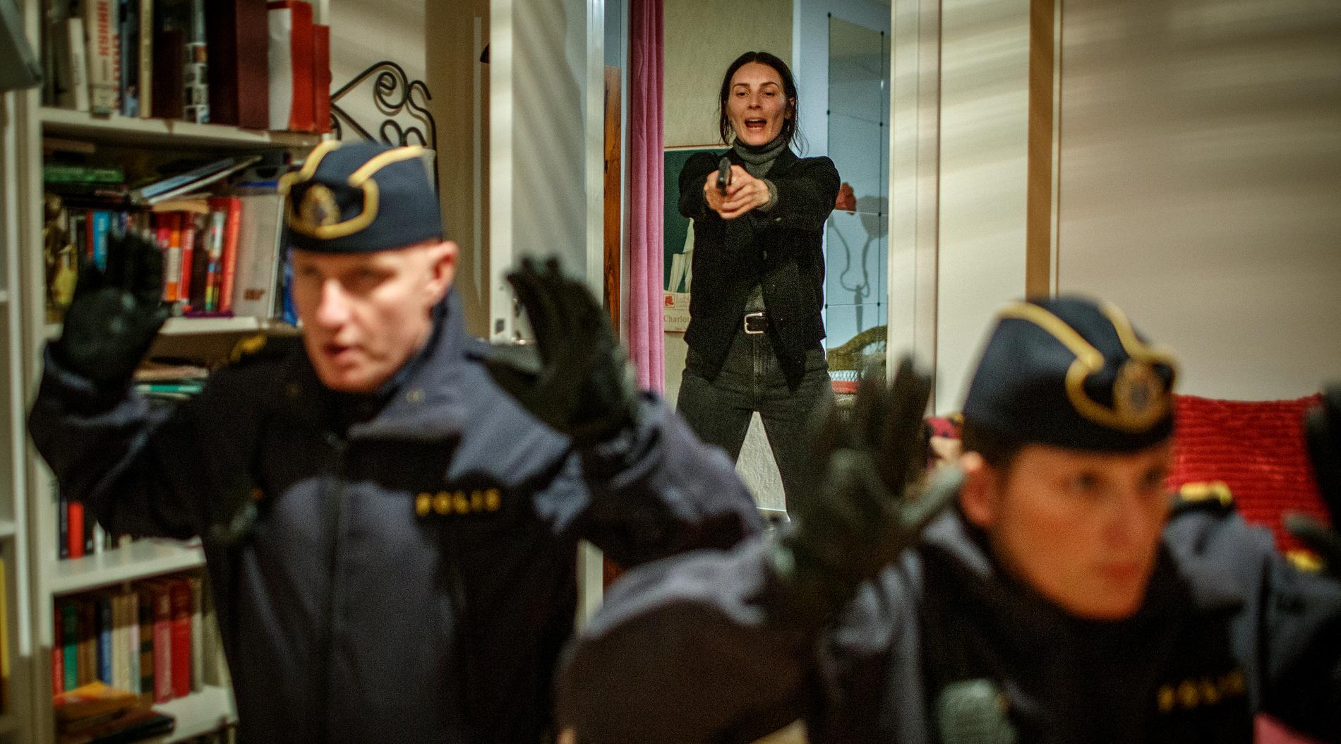 En av de scener krönikören tycker är lite tossig: Fatima (Aliette Opheim) pistolhotar två poliser.