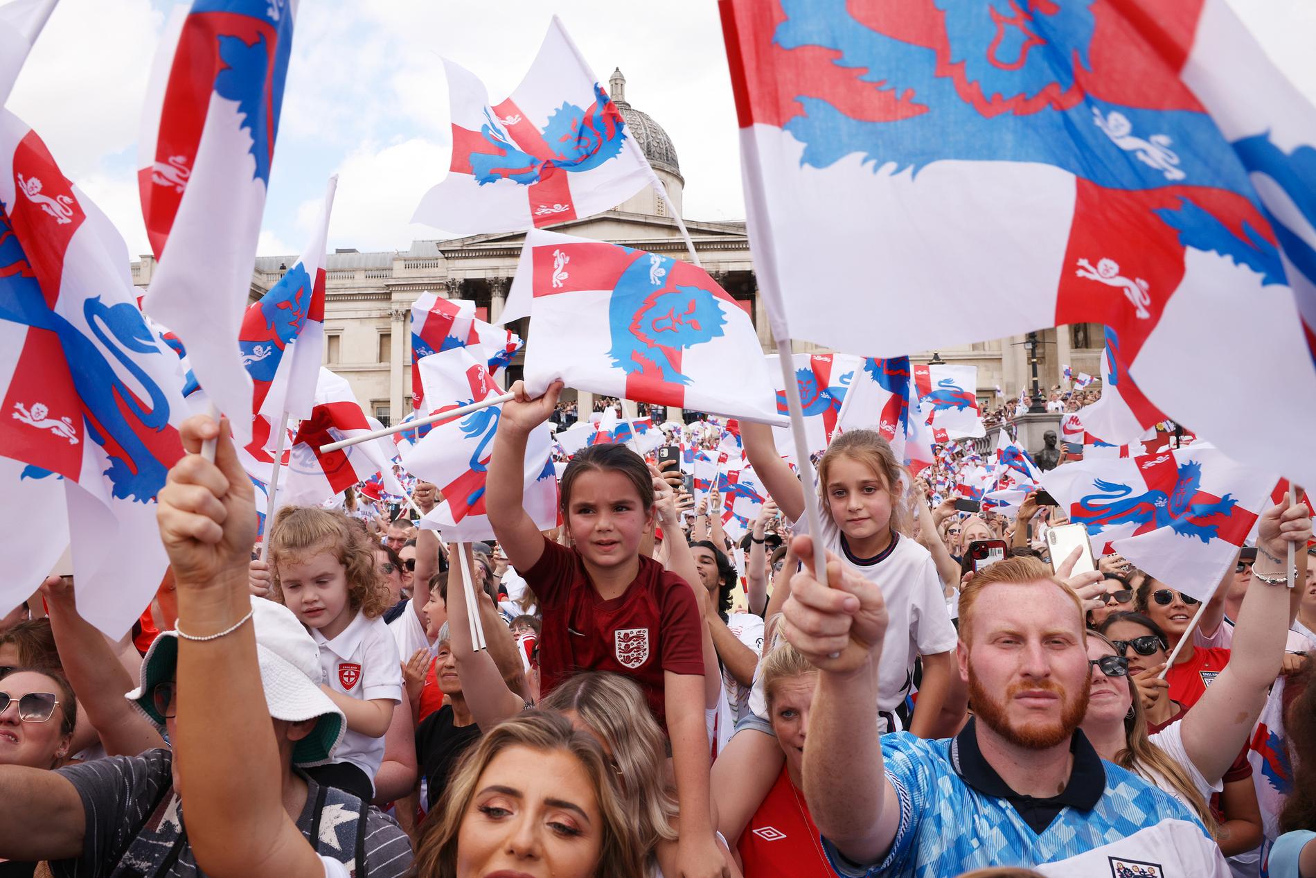 Englands landslag hyllades inför runt 7000 supportrar i London på måndagen. 