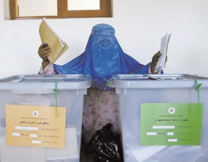 röstar trots våld En afghansk kvinna röstar i Jalalabad öster om huvudstaden Kabul. Men många stannade hemma, av rädsla för våld eller för att de inte bryr sig.