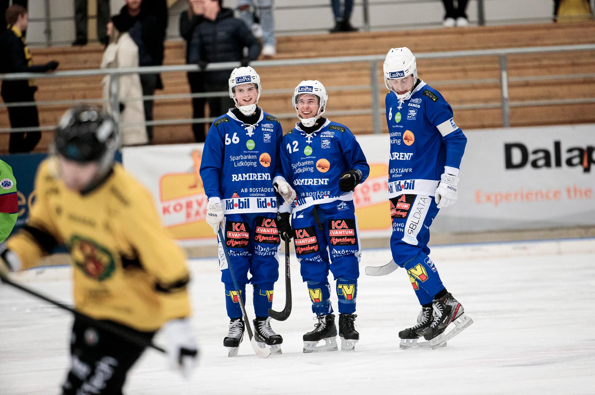 Tim Persson (i mitten) gjorde fyra mål mot Frillesås. Bilden togs under elitseriepremiären mot Örebro SK.