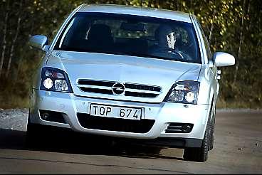 Opel Vectra, rent hälsovådligt stötig på allt utom nylagd asfalt.