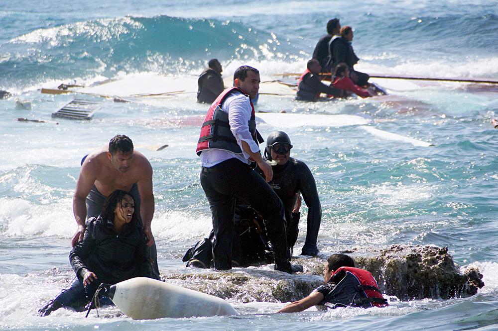 Flyktingar räddas efter en båtolycka i Medelhavet.