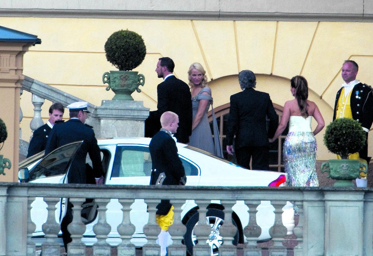 Här anländer de fyra norska kungligheterna till den privata festen på Drottningholms slott. ”Kvällen kommer säkert att bli jätterolig”, säger prinsessan Märtha Louise.