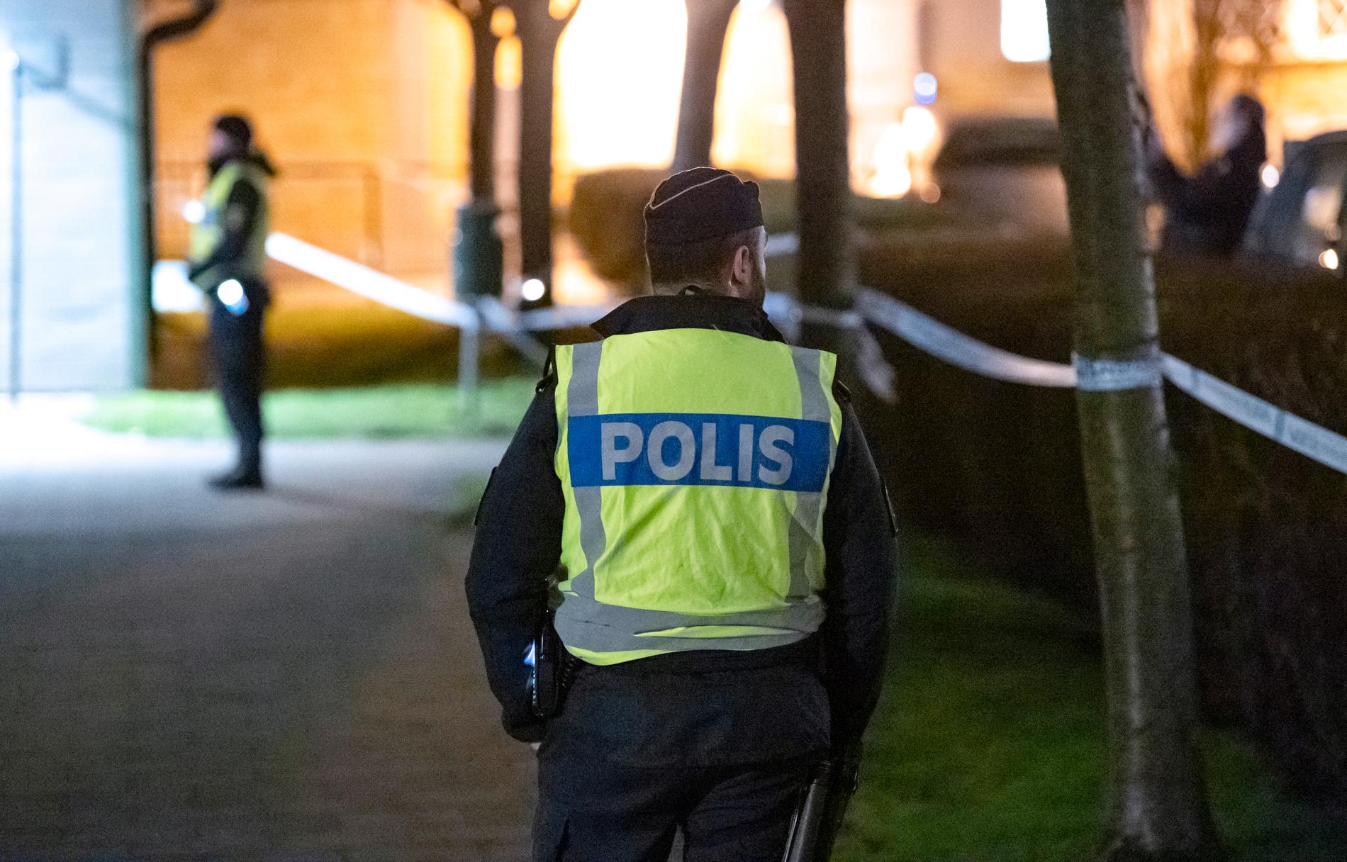 Polis på plats i Almhög i Malmö i december efter det att en man knivskurits i samband med ett bråk. Nu har en person anhållits för mord. Arkivbild.