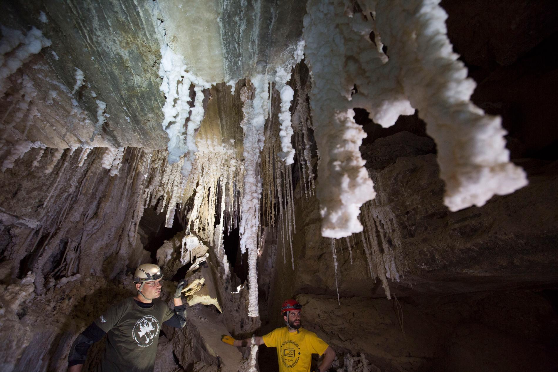 Yoav Negev och Boaz Langford undersöker stalaktiter i saltgrottan Malham.