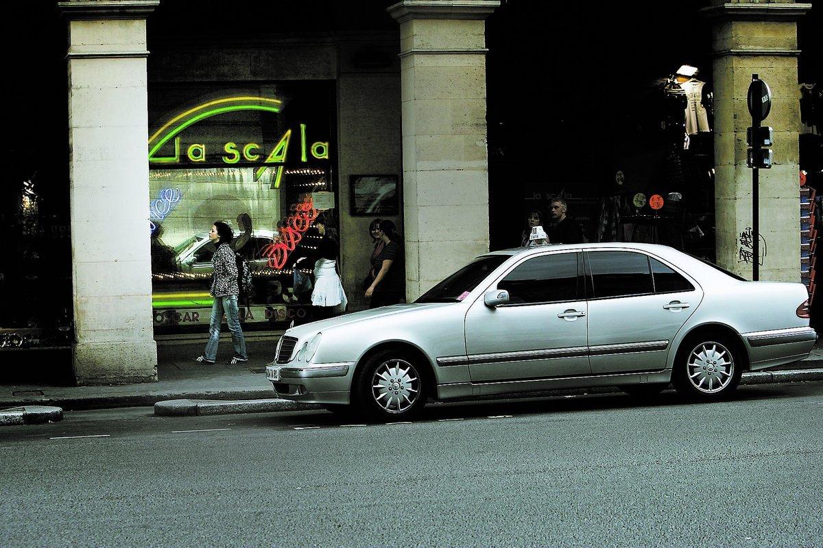 Ensam i taxin 19-åringen sågs sista gången när hon satte sig i en taxi utanför nattklubben La Scala. Därefter har ingen sett svenskan.