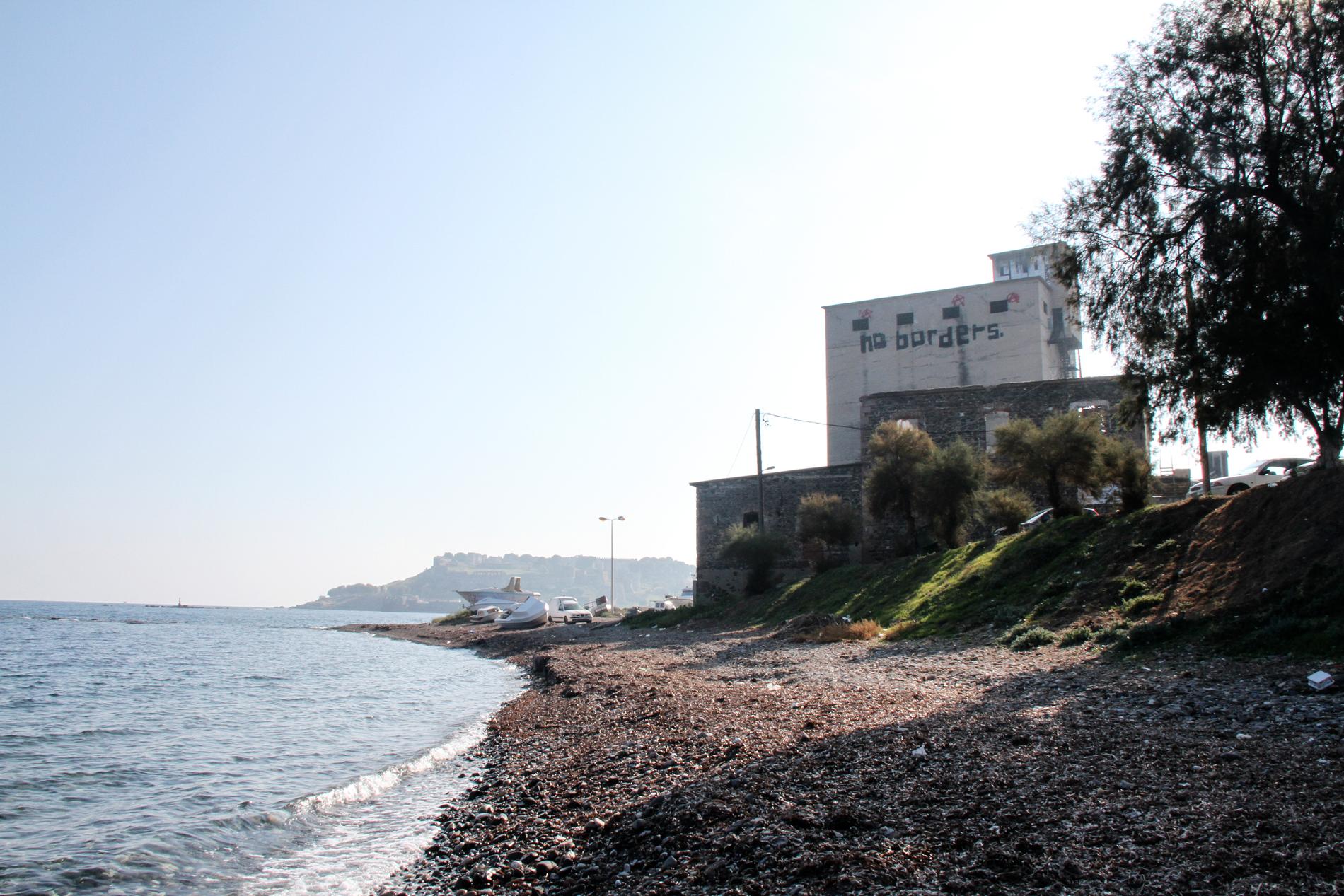 Känd graffitti mot havet som gränsar mot Turkiet, i flyktinglägret Moria.