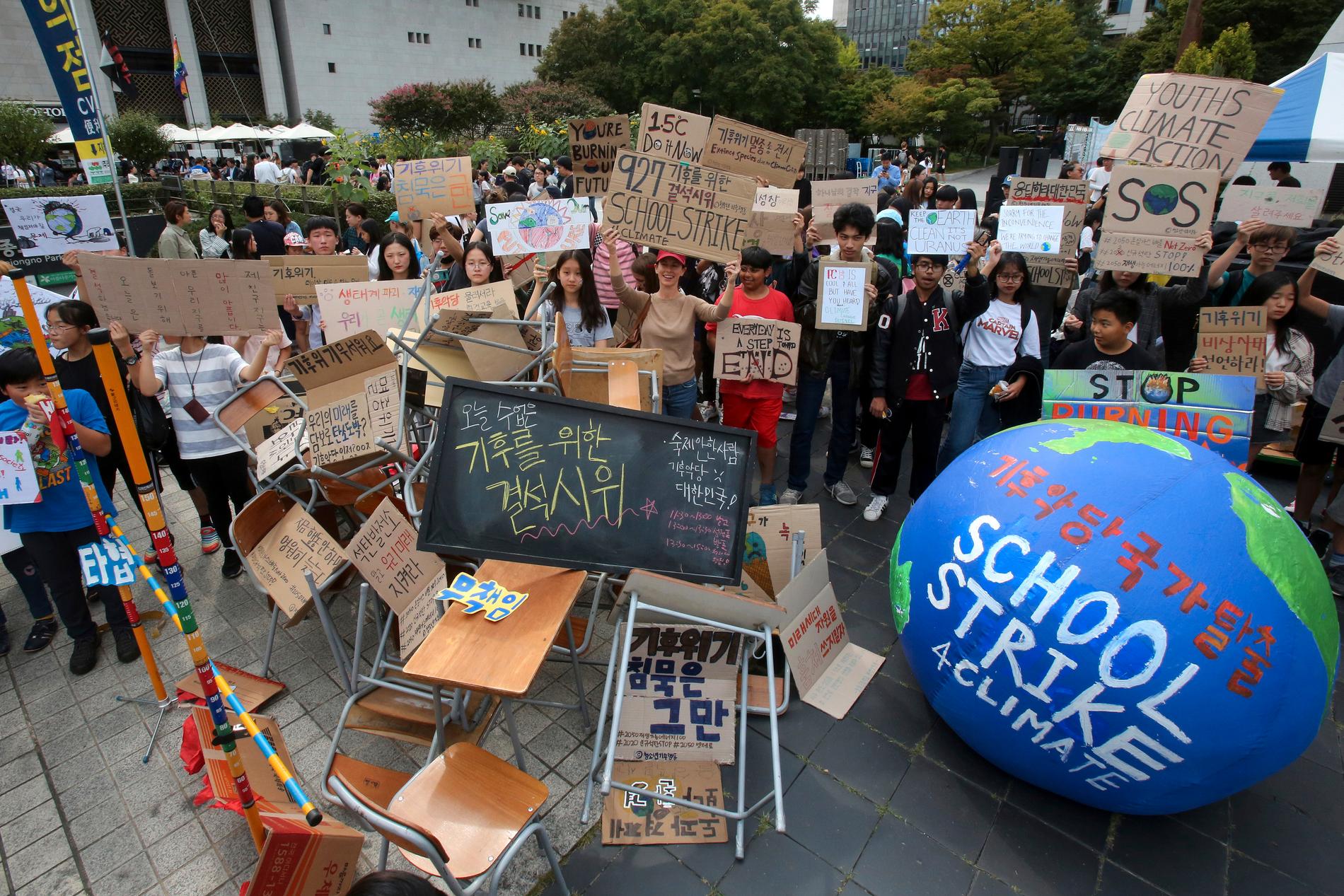 Elever demonstrerar i sydkoreanska Seoul.