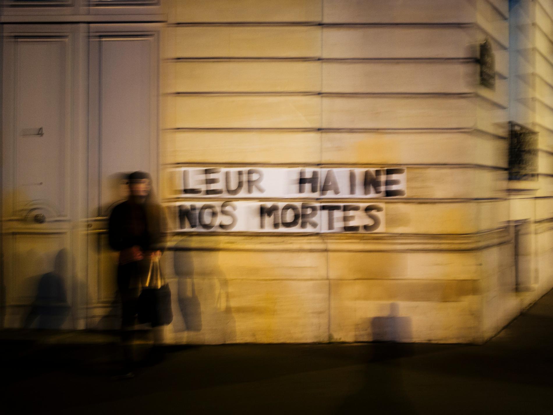 "Deras hat, vår död" har sprejats på en vägg i Paris i protest mot det utbredda problemet med våld i hemmen i Frankrike. Arkivbild.