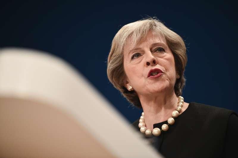 Storbritanniens premiärminister Theresa May har meddelat att brittiska ubåtar är på väg för att delta i en militär insats. 