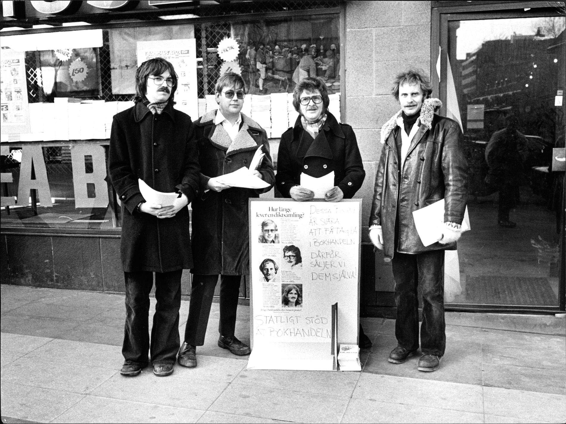 Rolf Aggestam, längst till höger, tillsammans med författarna Börje Lindström, Peter Curman och Gunnar Harding, demonstrerar 1976 mot den förda kulturpolitiken genom att bland annat kräva statligt stöd till bokhandeln.
