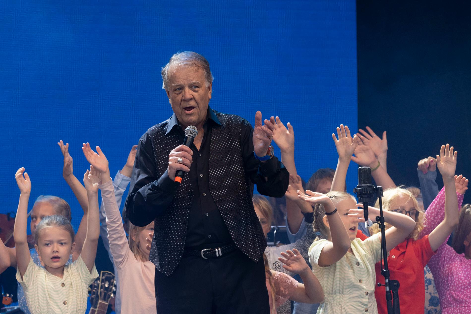 Berghagen uppträder när vännen och miljardären Anders Wiklöf fyllde 76. Något han firade med en konsert. 