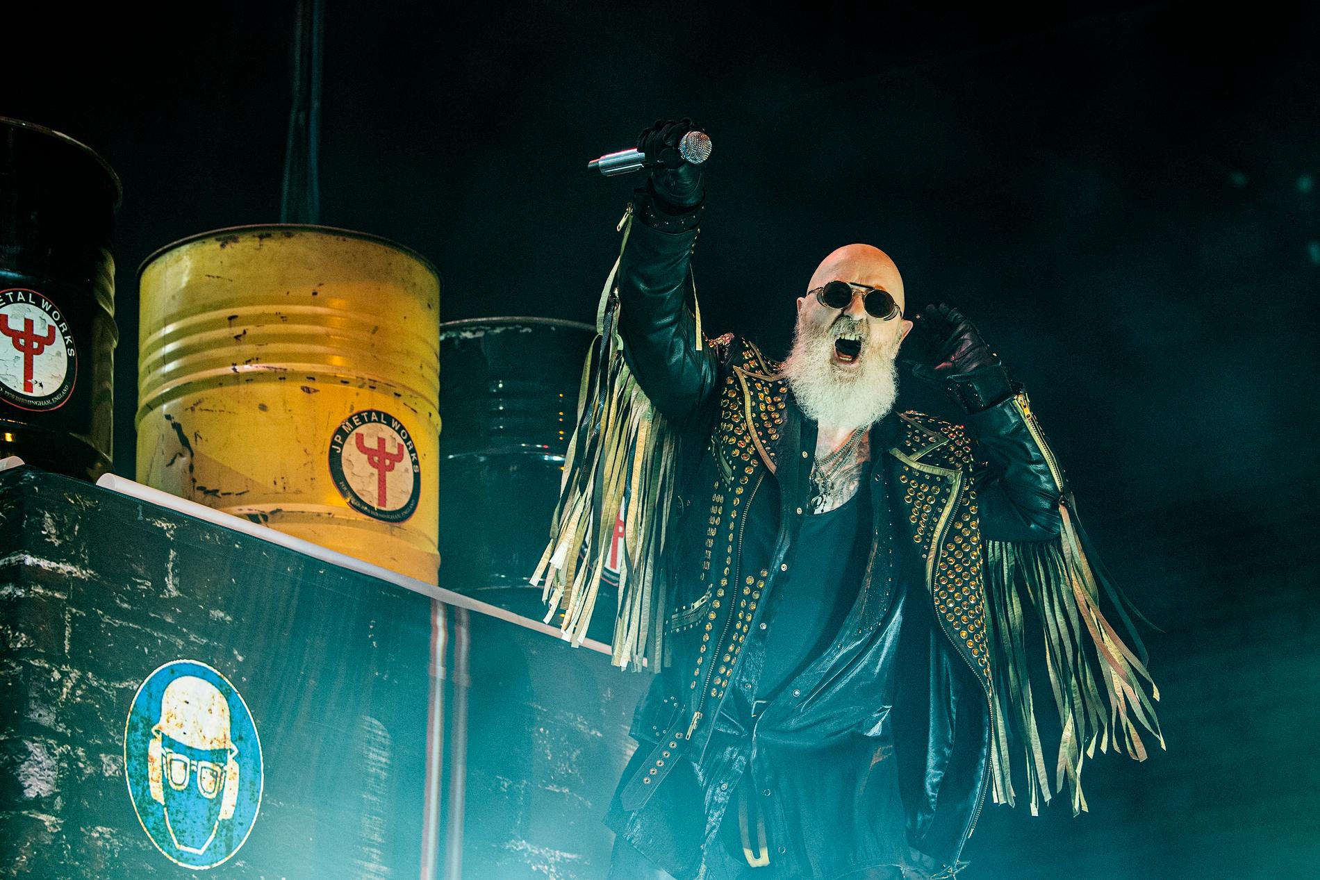 I år är det 50 år sedan Judas Priest debuterade med albumet ”Rocka rolla”, och än fortsätter Rob Halford & co att leverera. Bilden är från spelningen på Saab Arena i Linköping 2022.