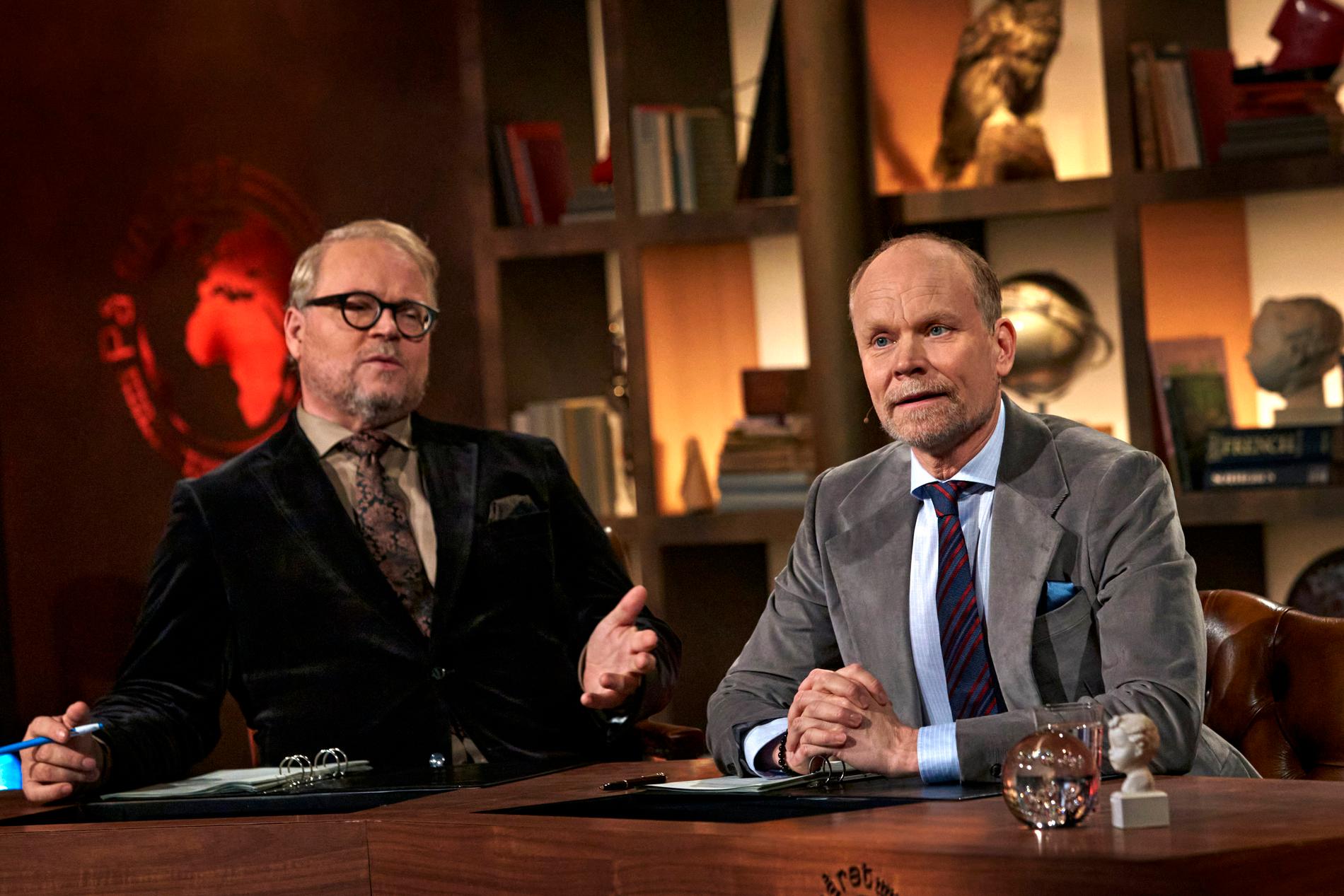 Domare Fredrik Lindström och programledare Kristian Luuk i "På spåret". Pressbild.
