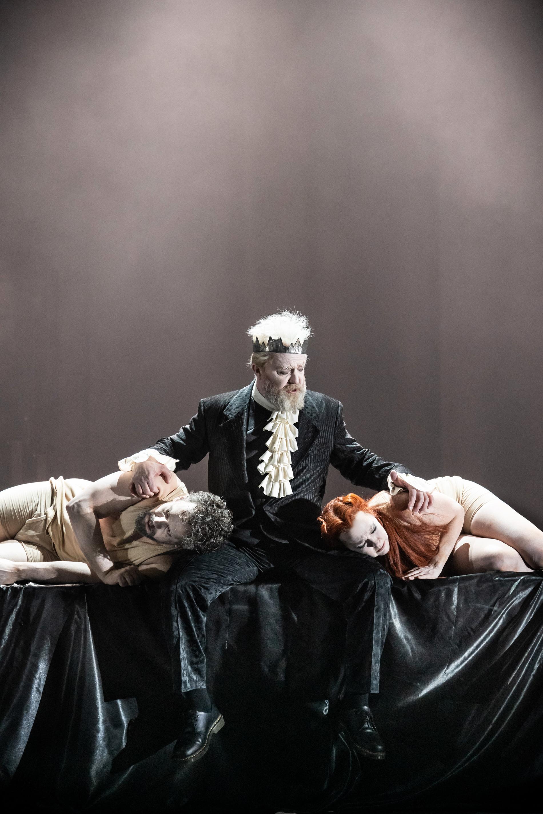 Daniel Svenson som Tristan, Johan Schinkler som Kung Marke och Åsa Thyllman som Isolde i Folkoperans uppsättning av "Tristan och Isolde". Pressbild.