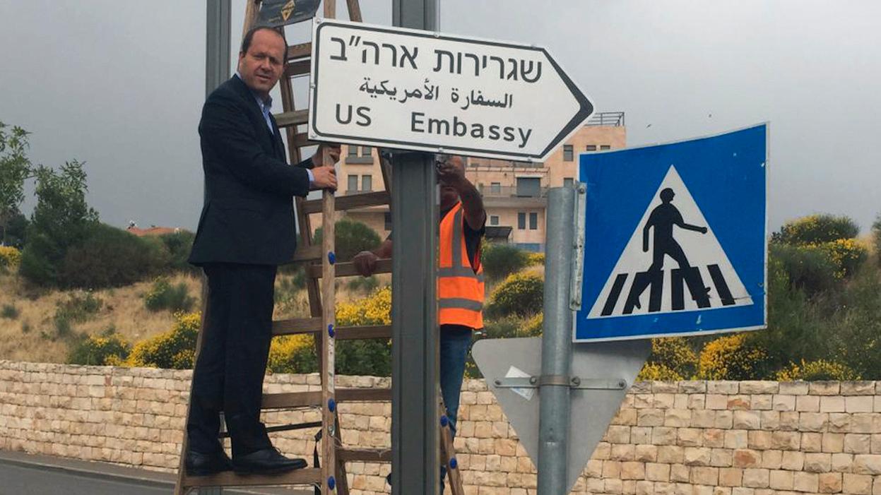 Jerusalems borgmästare Nir Barkat framför en ny skylt som visar vägen till USA:s blivande ambassad i staden.