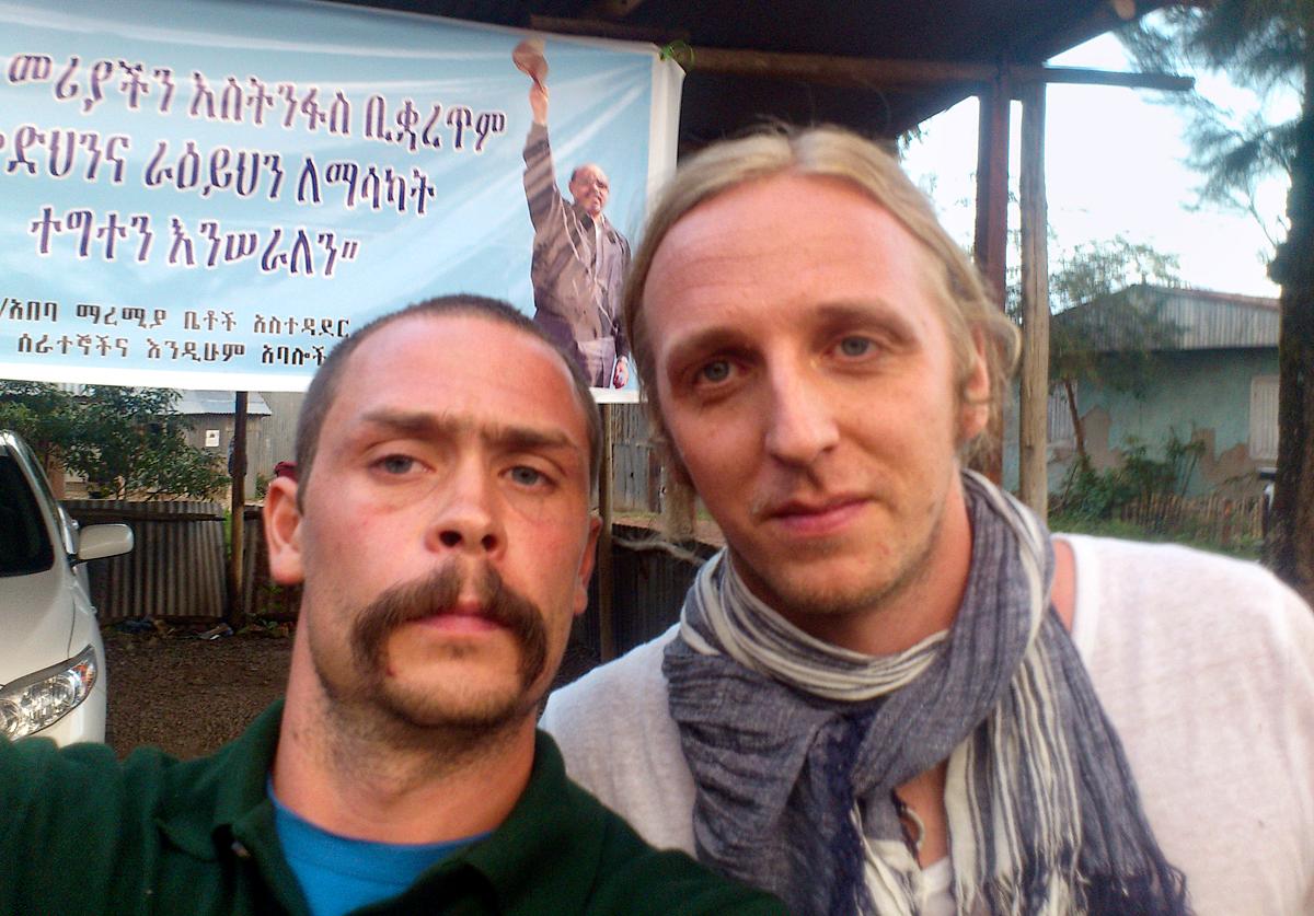 Fria efter 14 månader Journalisterna Martin Schibbye och Johan Persson får komma hem till Sverige igen efter över ett år i etiopiskt fängelse.