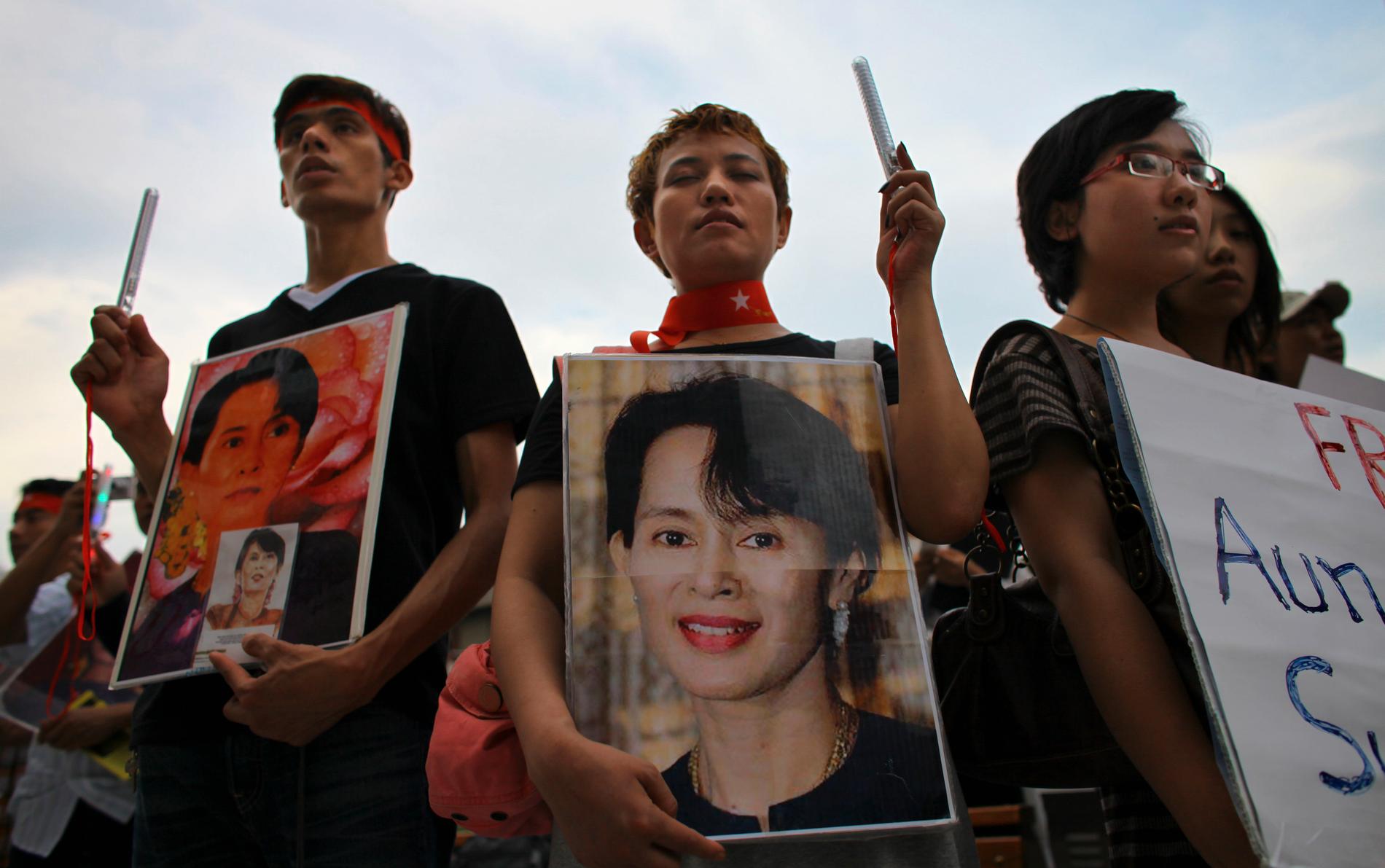 Exil-burmeser i Japan högtidlighöll Aung San Suu Kyis 65-årsdag under en manifestation.