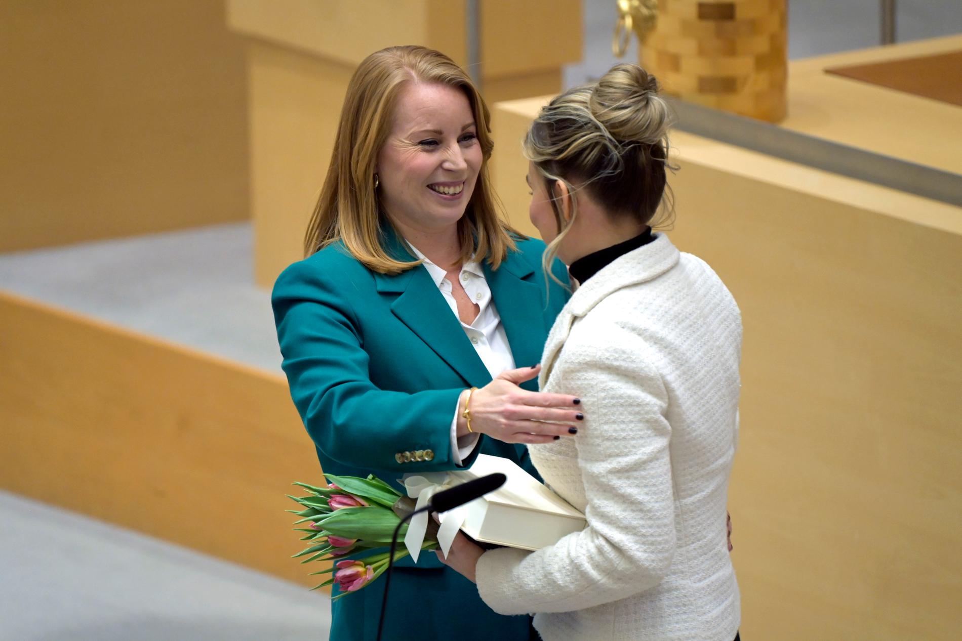 Annie Lööf och Ebba Busch under Lööfs avtackning i riksdagen. 