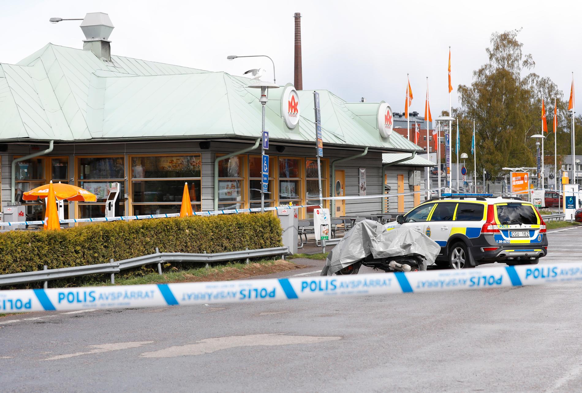 Polisen har spärrat av utanför en Max-restaurang i Södertälje.