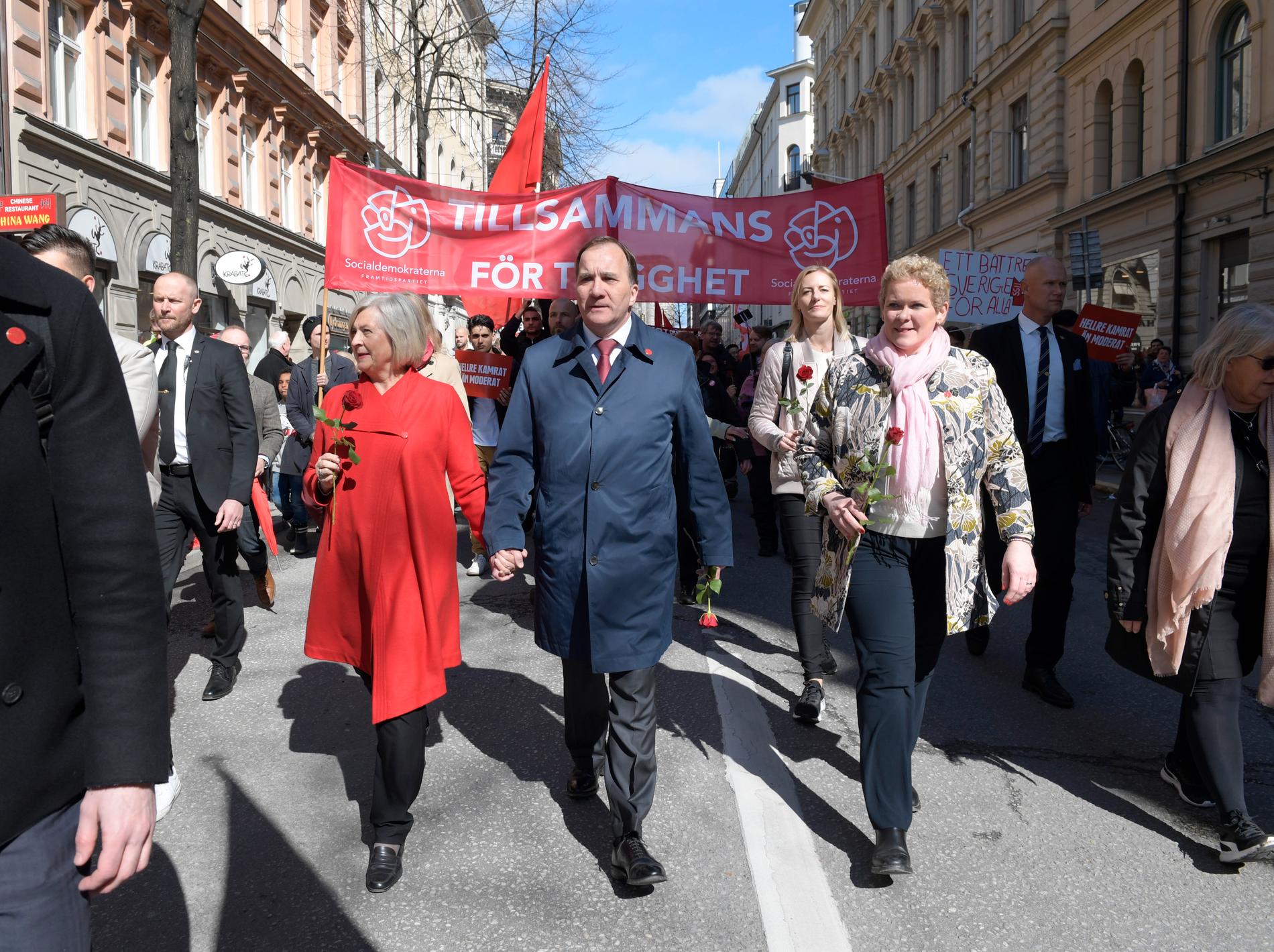 Socialdemokraternas partiordförande Stefan Löfven med bland andra hustrun Ulla Löfven (t v) går i förstamajtåg i Stockholm 2018.