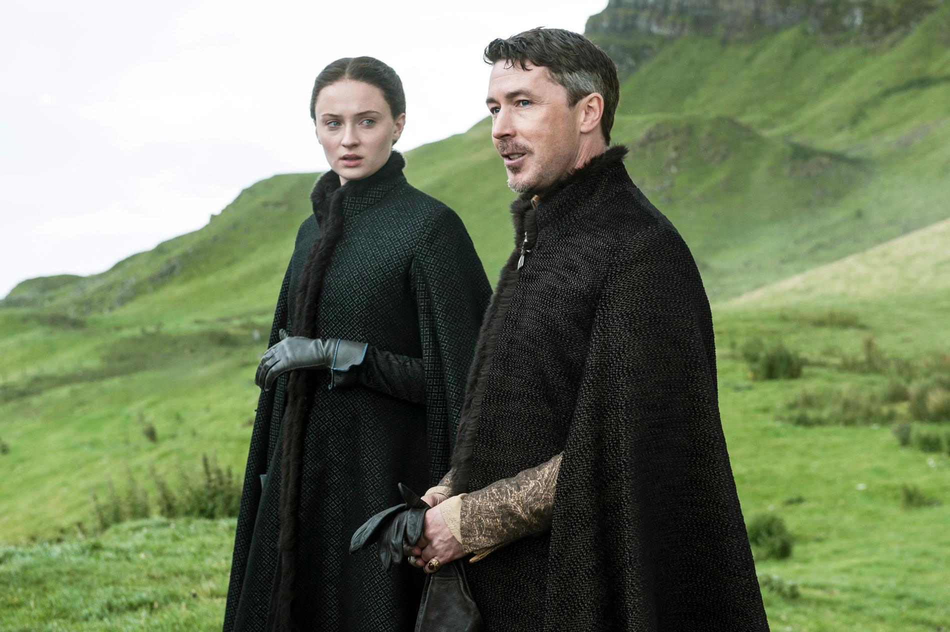 Karaktärerna Sansa Stark (Sophie Turner) till vänster och Petyr "Littlefinger" Baelish (Aidan Gillen) till höger.