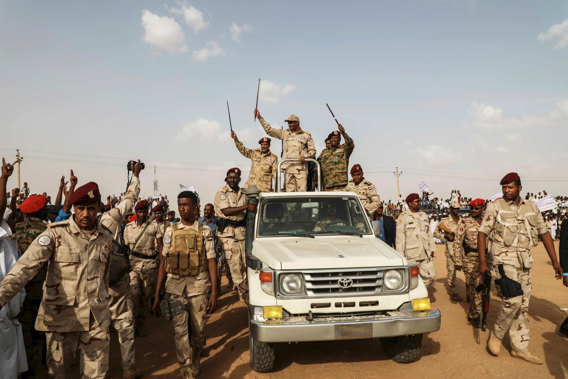 General Mohammed Hamdan Dagalo vinkar till folket. Han träder alltmer fram som Sudans verklige ledare.
