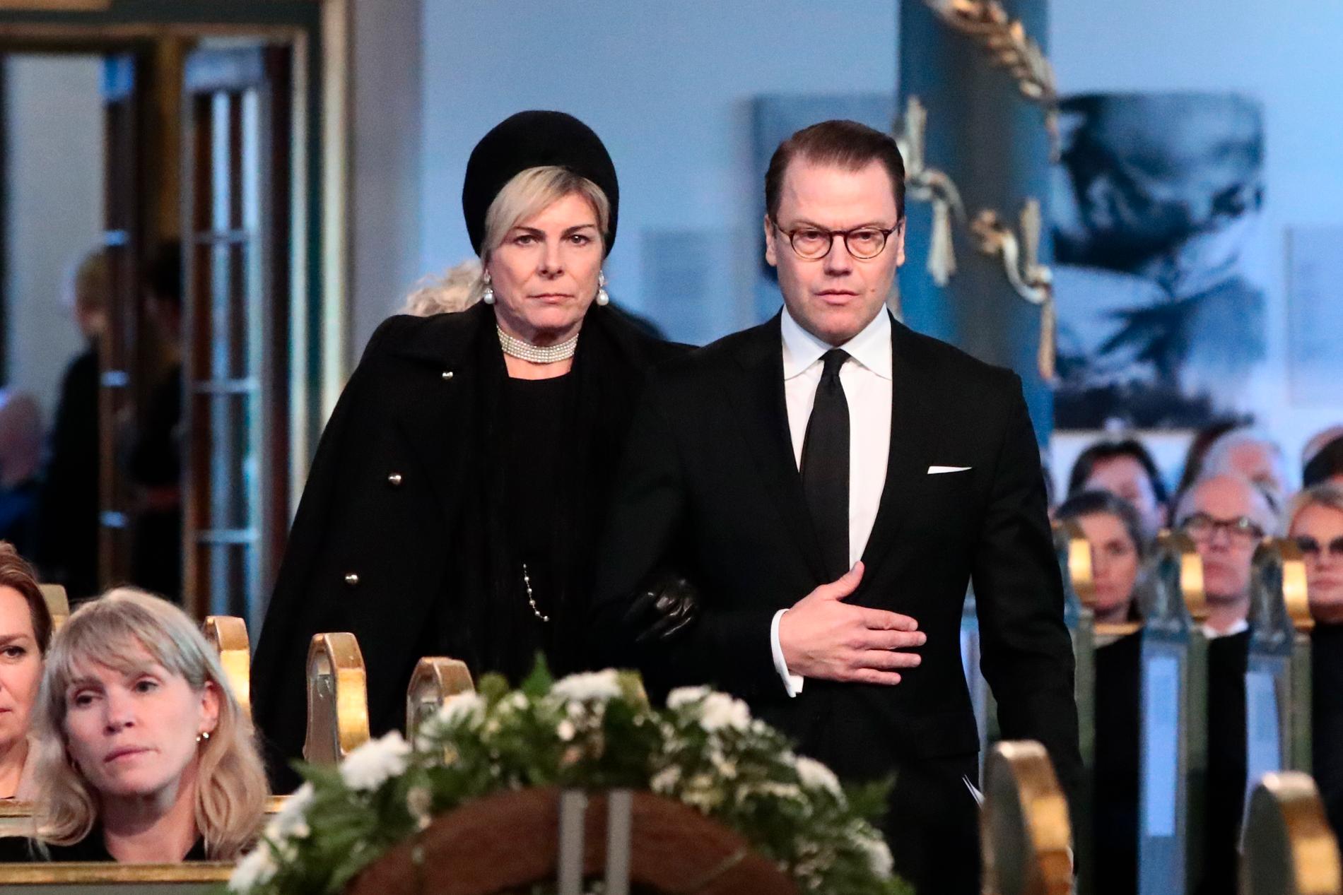Begravningen av Ari Behn i Oslos domkyrka på fredagen. Prins Daniel anländer tillsammans med Petra Laurentien Brinkenhorst av Holland.