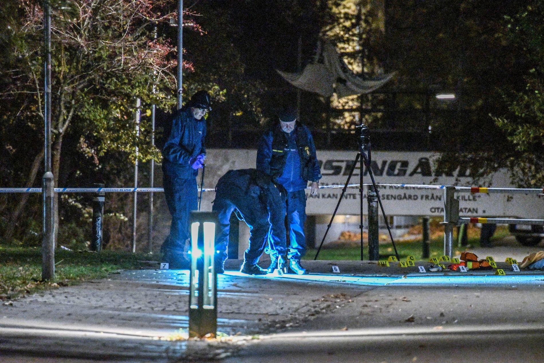 Polisens tekniker undersöker brottplatsen på Annelundsgatan sedan två personer skjutits vid två separata skottlossningar i Malmö under onsdagskvällen.
