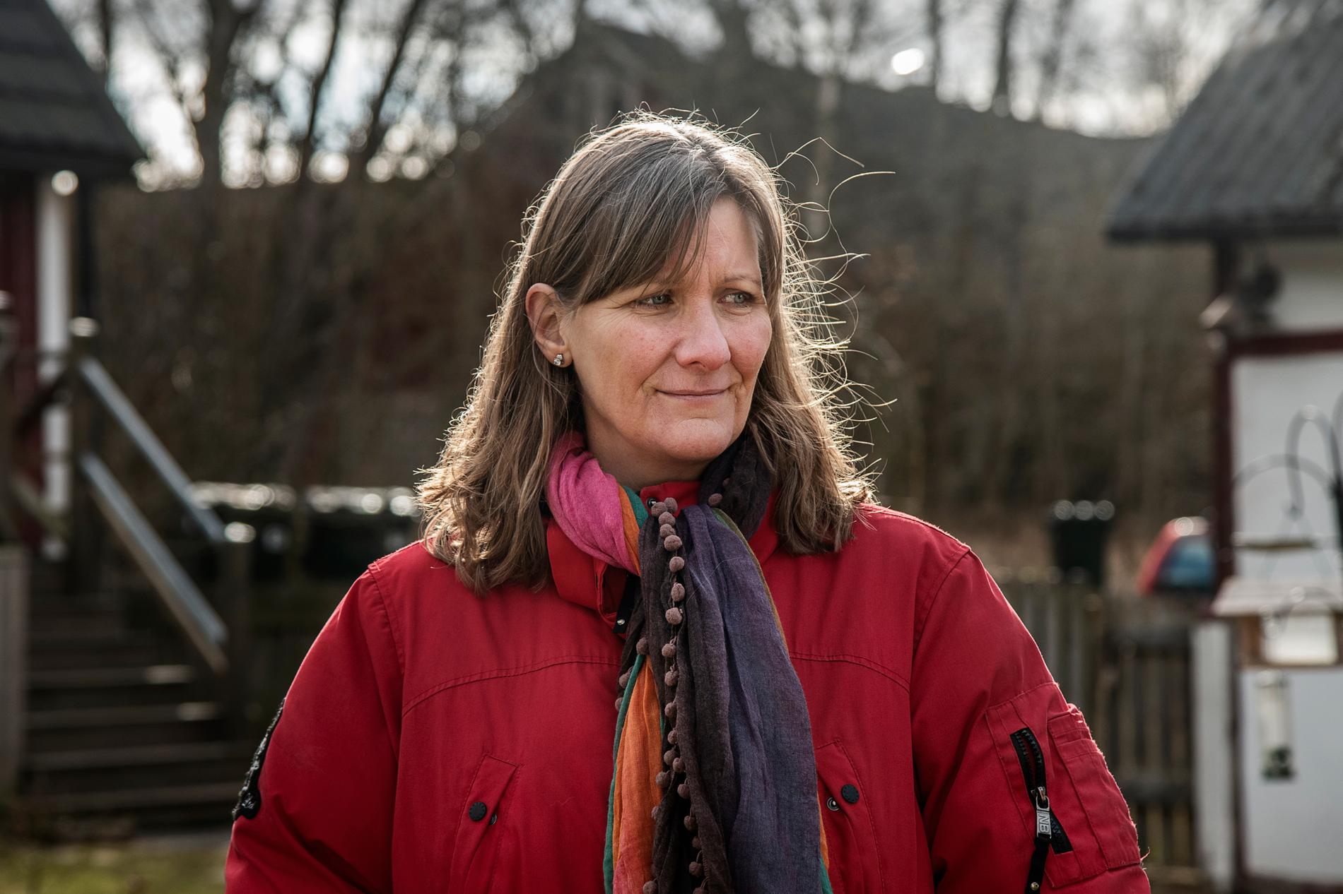 Åsa Nilsson, hästägare och boende i byn, är orolig för att tågspåren kommer förstöra naturen och det fridfulla livet som hon älskar.