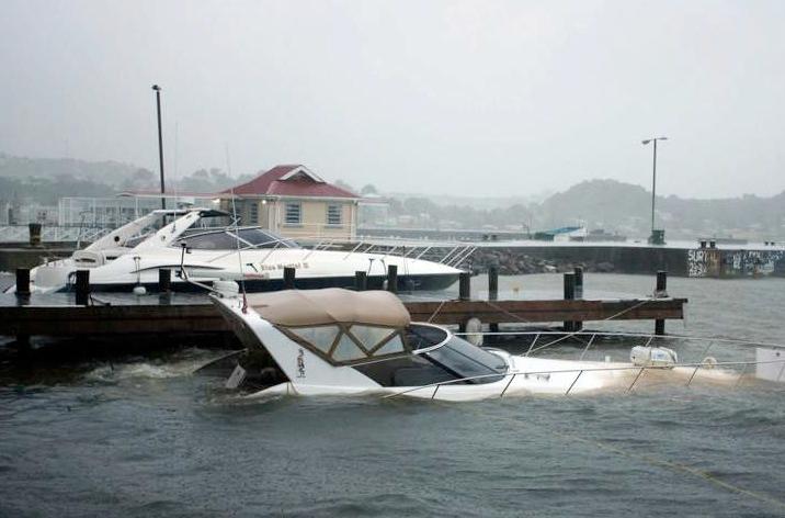En sjunken båt i St Johns hamn i Antigua.
