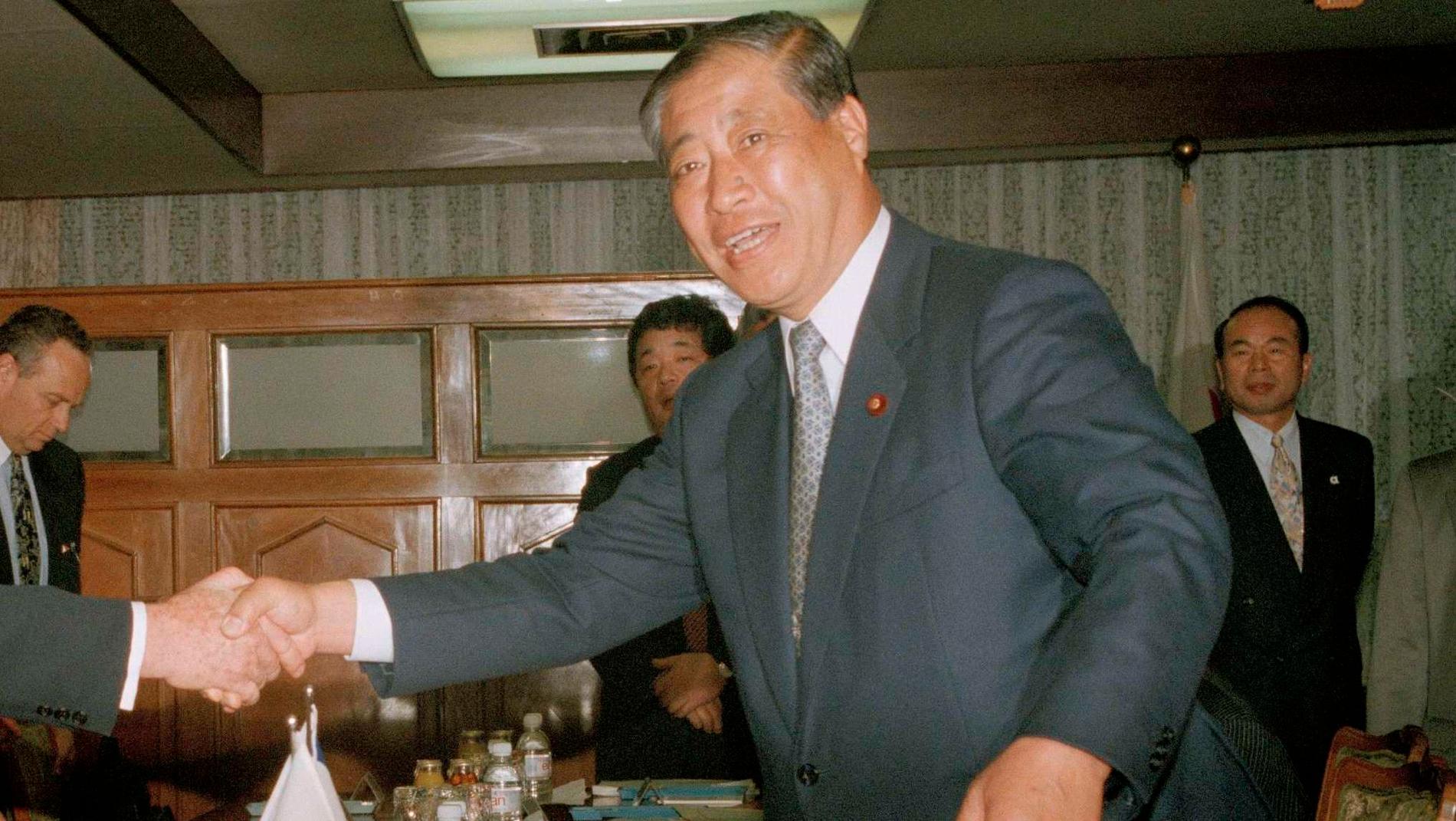 Tokuichiro Tamazawa på en bild från den 13 december 1994, då han i egenskap av Japans försvarschef träffade Israels dåvarande premiärminister Yitzhak Rabin. Arkivbild.