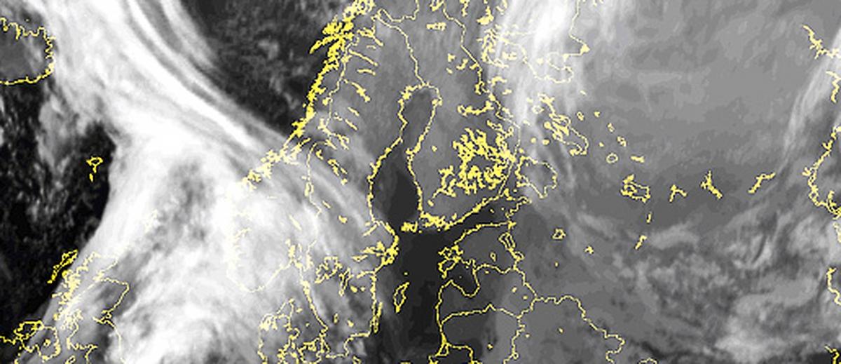 SLÅR TILL Klockan 01.00 i går natt: Snöovädret är på väg in över Sverige. SMHI utfärdade i går en klass 1-varning över hela Svealand och delar av Götaland.