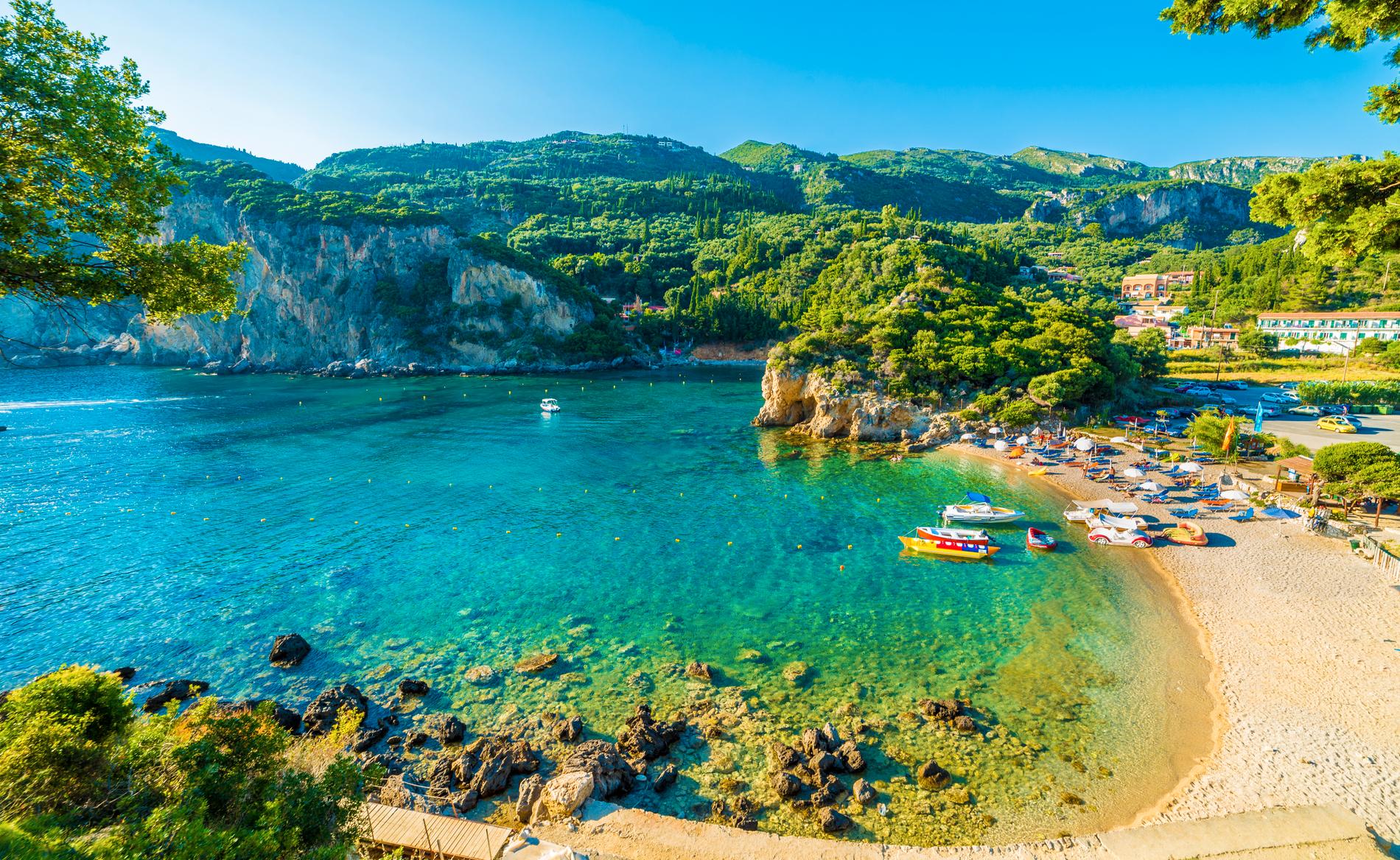 Korfu är en grönskande grekisk ö vid gränsen till Albanien. 