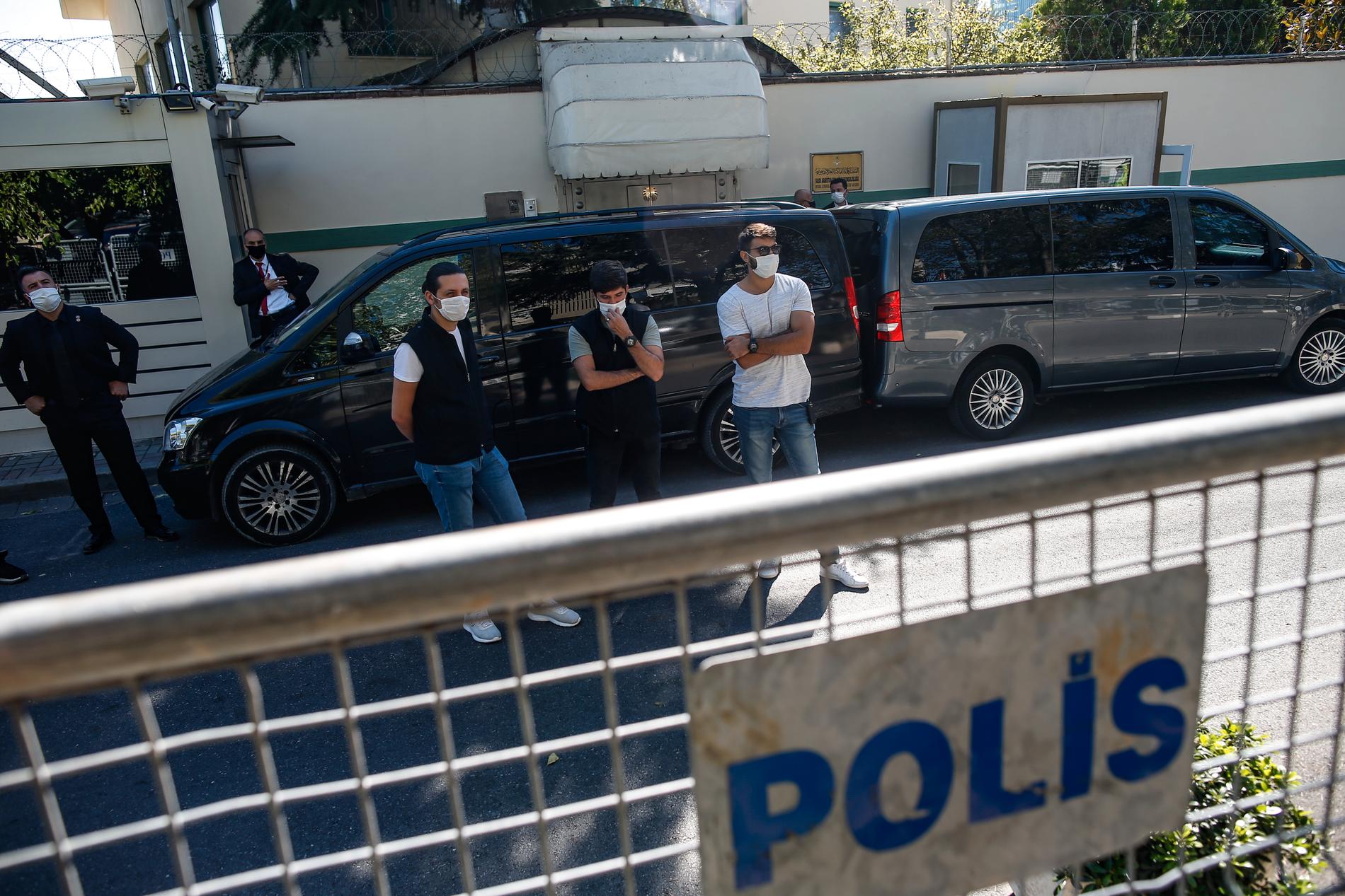 Säkerhetsvakter utanför ingången till det saudiska konsultatet i Istanbul. Bilden är från i fjol.