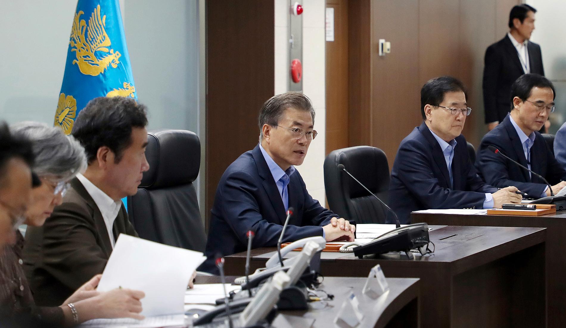 Sydkoreas president Moon Jae-In (mitten) lovar i tal att rusta landets försvar ännu mer.