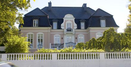 Bakom den vita stenmuren breder sig den 500 kvadratmeter stora villan ut sig. Mellan 13 och 20 miljoner ska Zlatan fått betala för sin drömkåk i Malmö.