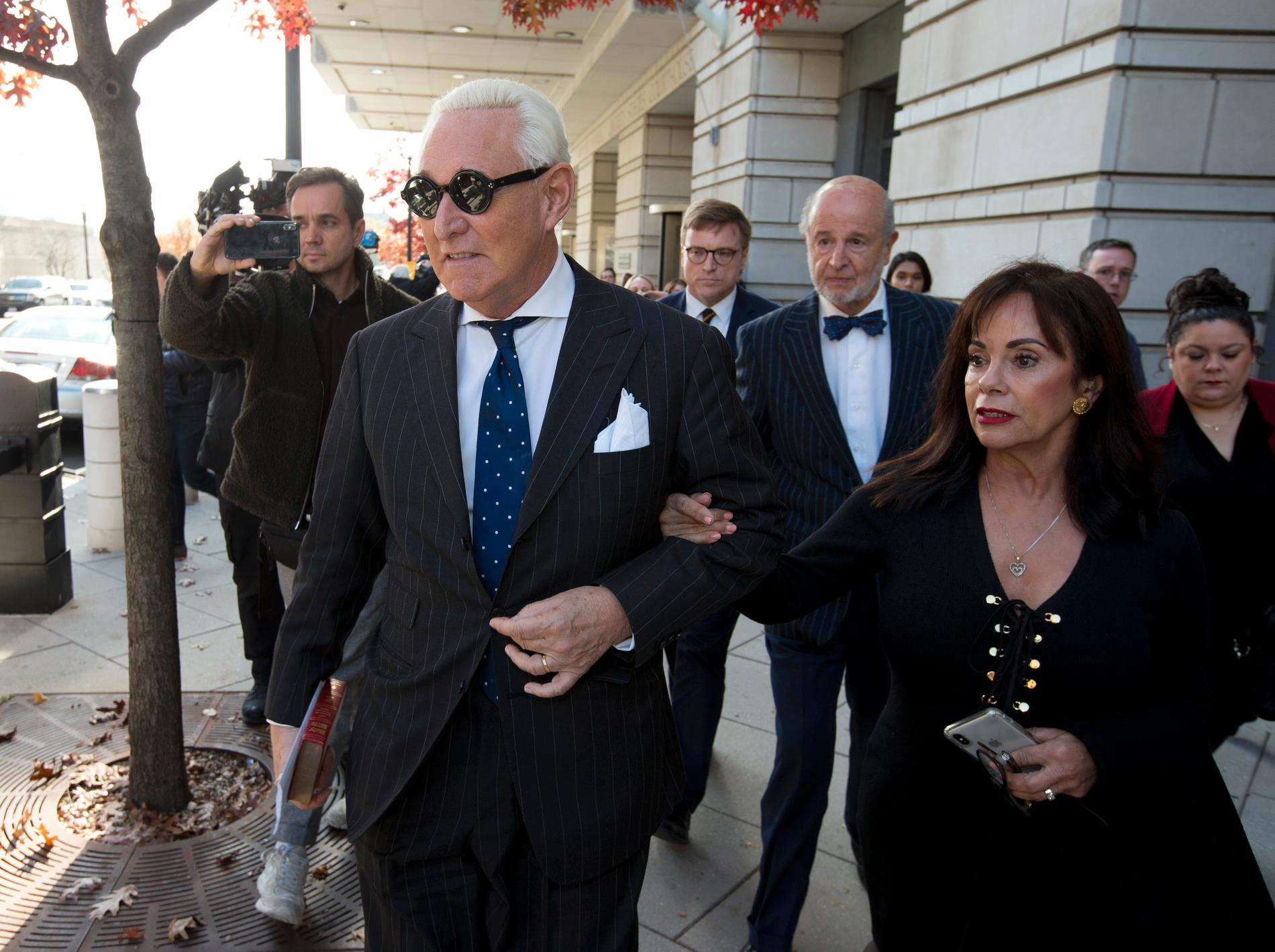 Roger Stone med sin fru Nydia Stone anländer till domstolen i Washington på fredagen.