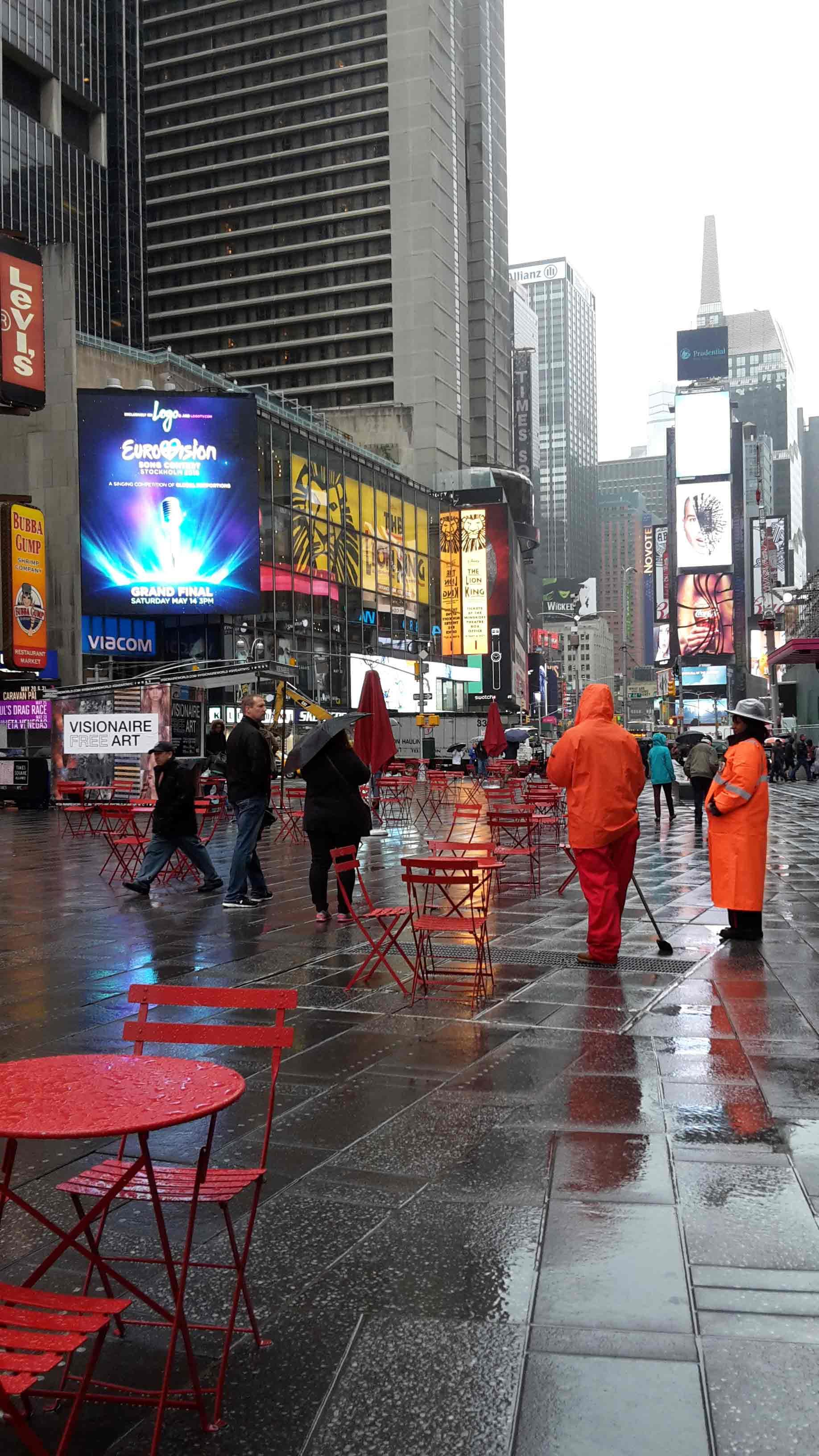 Eurovision-skylten lyser upp ett gathörn invid Times Square i New York.
