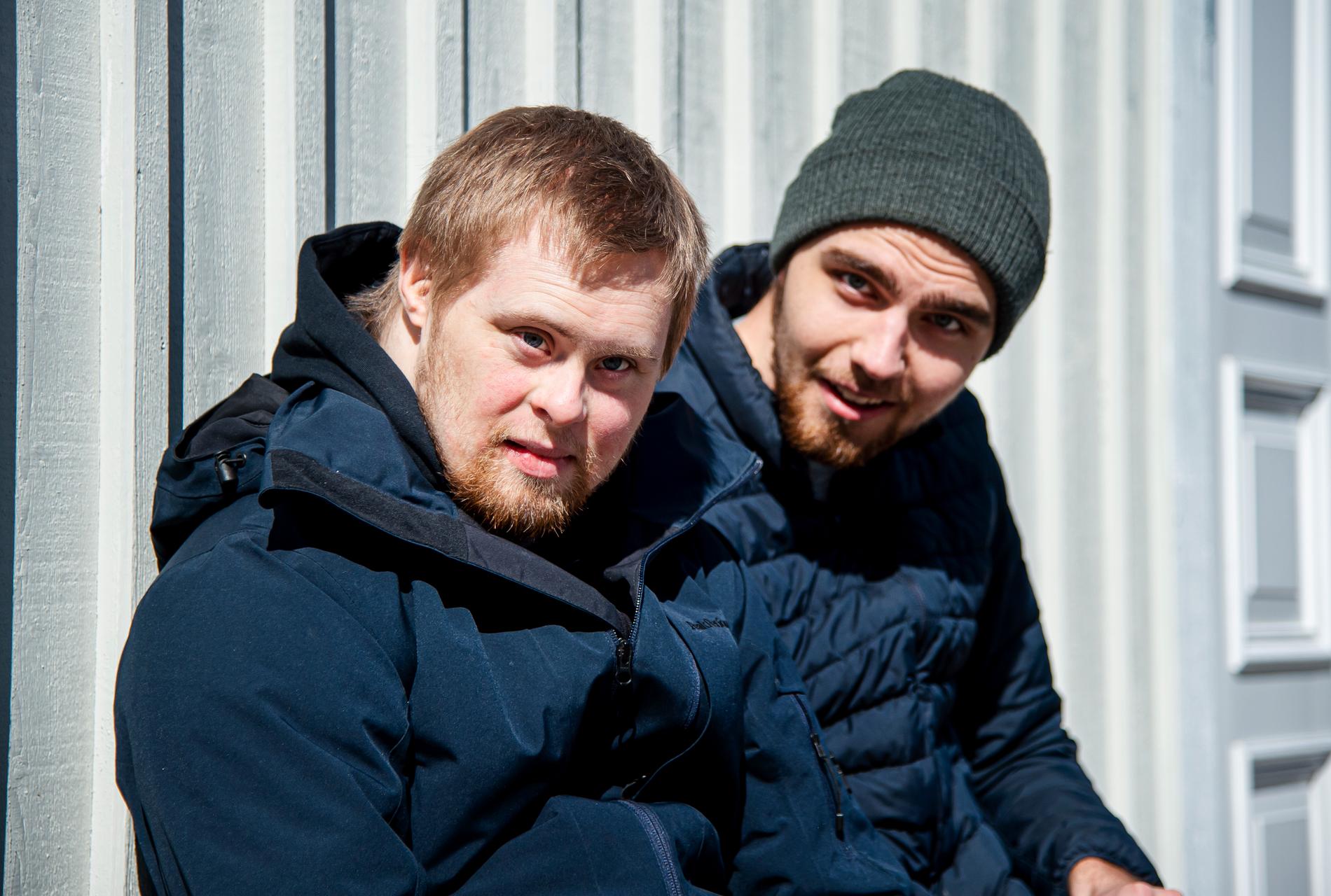 Autistiska Miltons daglig verksamhet har stängts av Värmdö kommun pga. coronarestriktioner. Här tillsammans med sin bror Kalle.